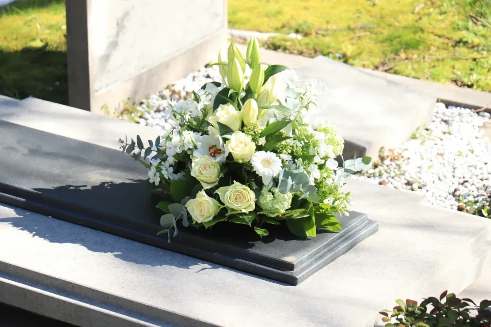 monument funéraire avec fleurs